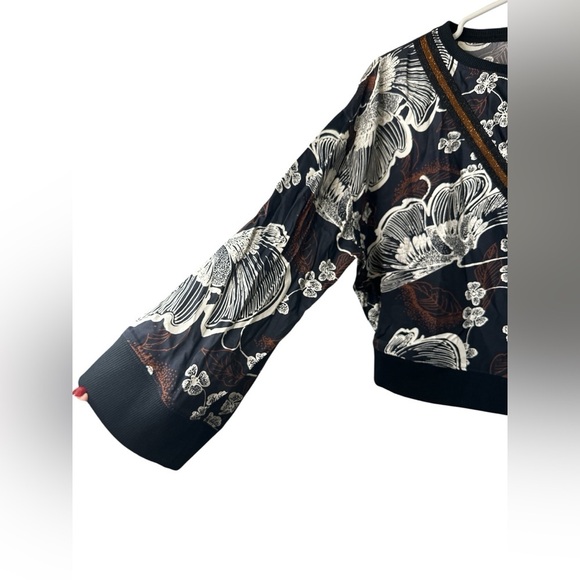 Warm Black and White V-Neck Sweater with Floral Design - Picture 3 of 6